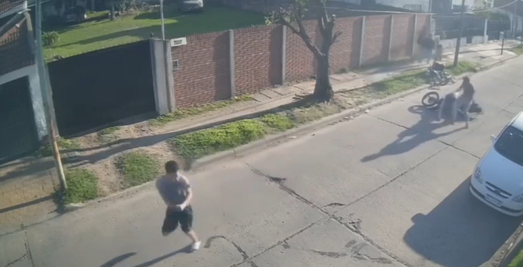 Uno de los motochorros huyo mientras el joven golpeaba al otro asaltante.