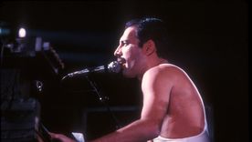 El aclamado artista habría mantenido una doble vida para proteger la identidad de su hija. El aclamado artista habría mantenido una doble vida para proteger la identidad de su hija.