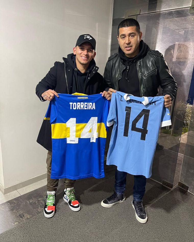 En julio de 2022, Lucas Torreira se dio el gustazo de ver a Boca en la Bombonera en un partido de la Libertadores y luego intercambió camisetas con Juan Román Riquelme. En julio de 2022, Lucas Torreira se dio el gustazo de ver a Boca en la Bombonera en un partido de la Libertadores y luego intercambió camisetas con Juan Román Riquelme.