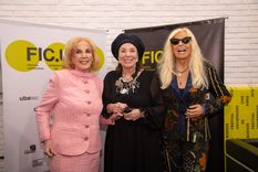 Las divas juntas apoyando a su gran amiga. Las divas juntas apoyando a su gran amiga.