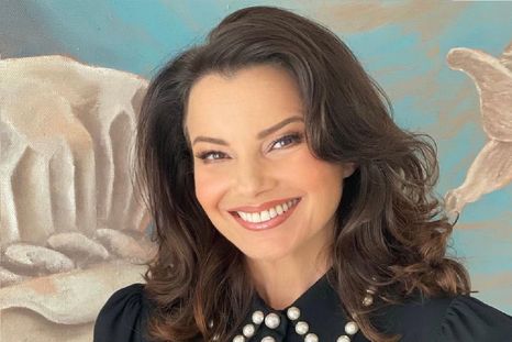 Fran Drescher demuestra que las perlas nunca pasan de moda, siempre suman un toque elegante a tu look. Foto: Instagram