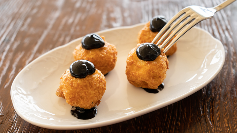 Receta tradicional de croquetas de tinta de calamar