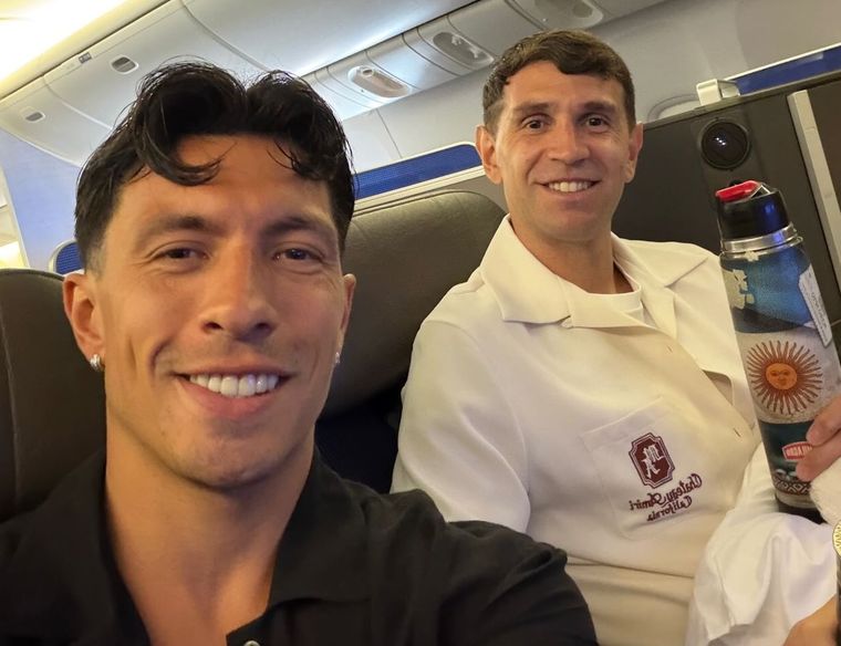 Lisandro Martínez y el Dibu rumbo a Kansas.