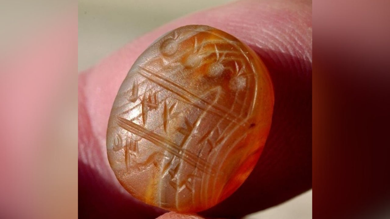 La piedra marrón claro conserva un mensaje en hebreo antiguo y símbolos ligados al poder La piedra marrón claro conserva un mensaje en hebreo antiguo y símbolos ligados al poder