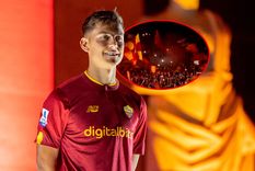 Dybala fue presentado en la Roma ante una multitud de fanáticos. Foto: AS Roma Dybala fue presentado en la Roma ante una multitud de fanáticos. Foto: AS Roma