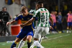 Alan Ruschel (28), el sobrevivente de Chapecoense que jugó contra Boca, intenta frenar al Colo Barinaga. Foto: Luciano Bisbal/Getty Images