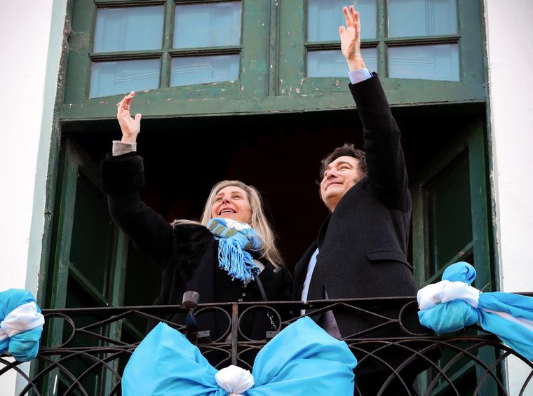 Javier Milei y Karina saluda en el balcón del Cabildo histórico de Córdoba Foto: Presidencia