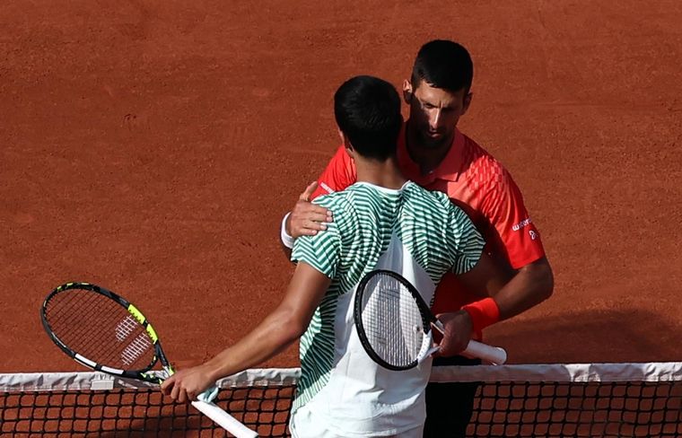 Djokovic y Alcaraz se saludan tras el partido en Roland Garros Foto: EFE