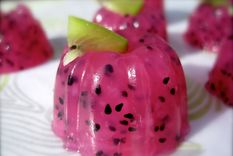Admira esta deliciosa gelatina de pitahaya. ¡Así si celebraremos el Día Mundial del Veganismo!