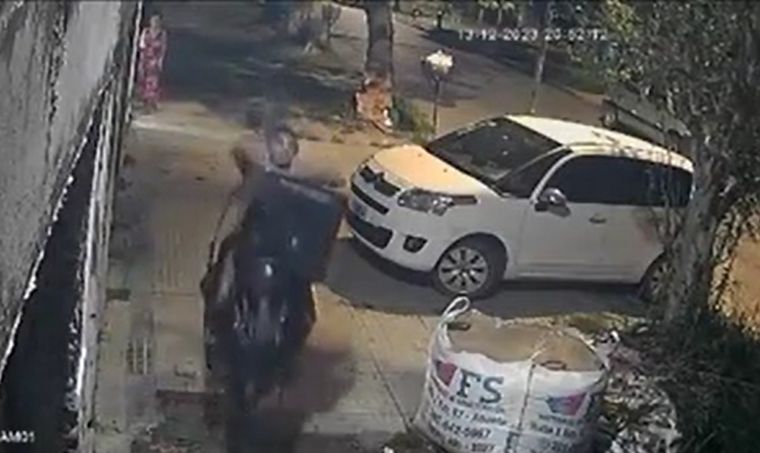 Robó un amplificador a caballo y huyó. Foto: Captura de video