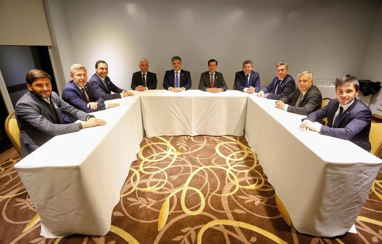 Los 10 gobernadores que integraban Juntos por el Cambio finalmente no apoyarán los proyectos de la oposición en el Senado, en un claro respaldo al Gobierno de Javier Milei.