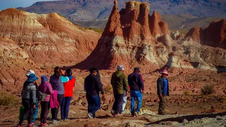 El Valle de la Luna se encuentra a pocos kilómetros del pueblo y sorprende por sus intensos colores. El Valle de la Luna se encuentra a pocos kilómetros del pueblo y sorprende por sus intensos colores.