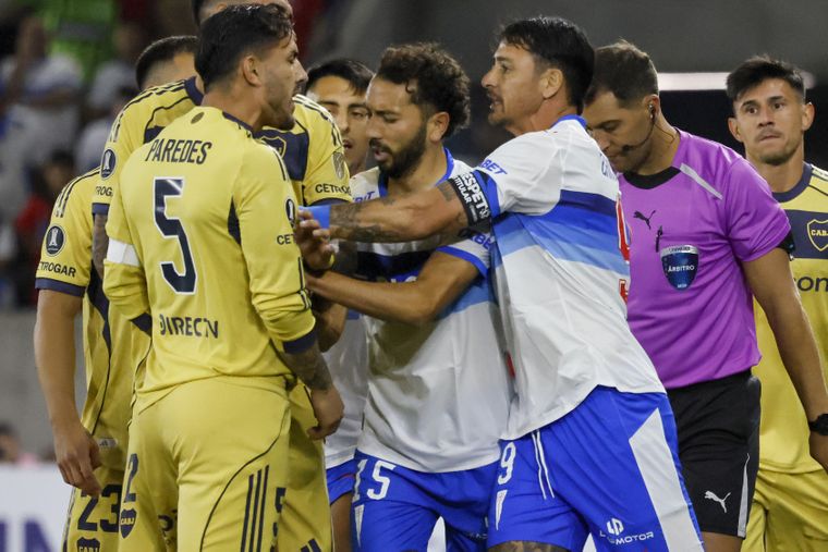 El duelo entre Boca y Universidad Católica arrancó caliente.