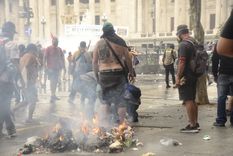 Prendieron fuego y destrozaron las veredas en la marcha contra la reforma laboral. Prendieron fuego y destrozaron las veredas en la marcha contra la reforma laboral.