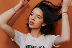 El drástico cambio de look de Ángela Aguilar le sentaba bien ya que ella se ocupó de acompañarlo con un cambio de tonos en su ropa. Foto: Las Estrellas