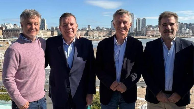 Macri sonriente, pero apretado para cerrar con La Libertad Avanza. La derrota porteña los asustó. Macri sonriente, pero apretado para cerrar con La Libertad Avanza. La derrota porteña los asustó.