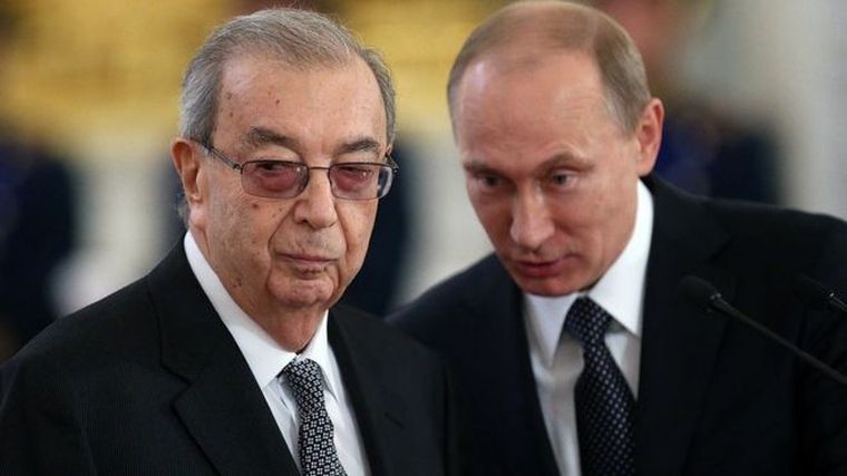 En 1992, Yevgeny Primakov admitió que el servicio de inteligencia ruso estaba detrás de los artículos periodísticos que afirmaban que el sida había sido fabricado por el gobierno estadounidense.