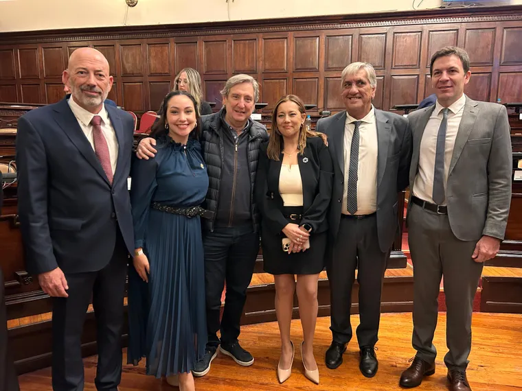Los integrantes del bloque peronista en el Senado Pedro Serra, Luz Llorens, Adriana Cano, Luis Novillo y Mauricio Sat, junto al presidente del PJ, Emir Félix.