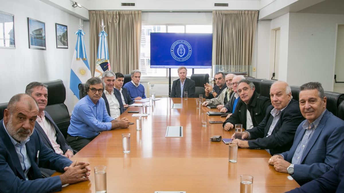 El Gobierno se reunió con los empresarios de colectivos y el servicio 