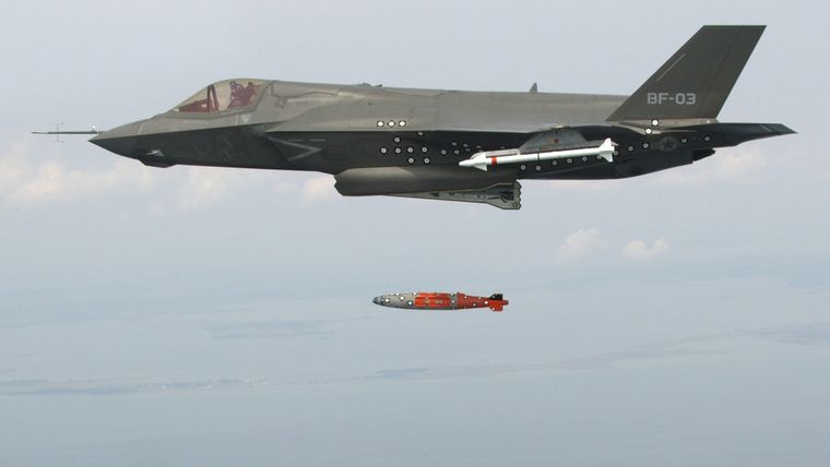 Un F-35 Lightning II lanza una bomba GBU-32 JDAM en un campo de pruebas del Atlántico, 2012.