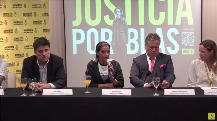 Soledad Laciar, madre de Blas Correas, encabezó la conferencia de prensa tras la sentencia Foto: Twitter Amnistía Internacional Argentina