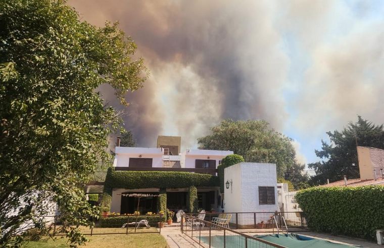 El incendio está muy activo entre Carlos Paz y San Antonio de Arredondo, en dirección al sur del barrio “400 Viviendas. Foto: Gabriela Yalangozian / MDZ
