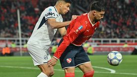 Duelo guaraní. El paraguayo Iván Villalba, defensor de Independiente Rivadavia, marca a presión a su compatriota Gabriel Ávalos, del Rojo de Avellaneda.&nbsp; 