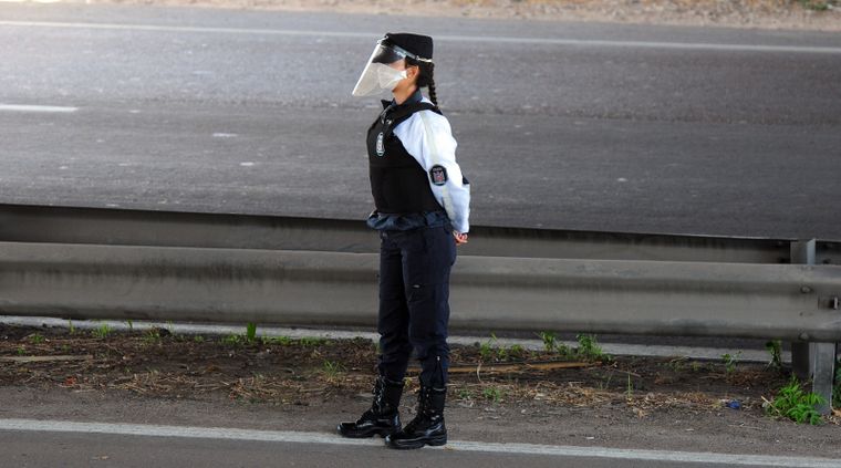 Policía Durante la cuarentena, algunos uniformados hicieron turnos de 24 hs. Foto: ALF PONCE / MDZ
