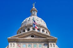 Capitolio de Texas en Austin con la bandera de Estados Unidos y el estado Foto: Shutterstock Capitolio de Texas en Austin con la bandera de Estados Unidos y el estado Foto: Shutterstock
