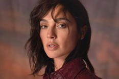 Gal Gadot acompañó su look con traje de baño negro con escote alto y mangas sisa con un sombrero playero y gafas negras. Foto: Instagram @gal_gadot