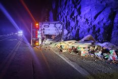 Un camión brasileño cargado con manzanas volcó en Alta Montaña Foto: X: @VALLEOVA