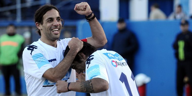 Ferradas festeja con Bazán el segundo gol. Foto: Nacho Gaffuri / MDZ