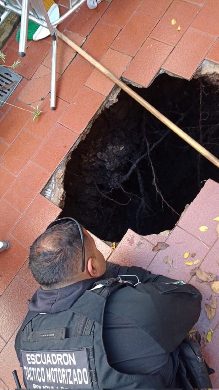 El pozo ciego en el que cayó la anciana Foto: X @Hechosanderecho