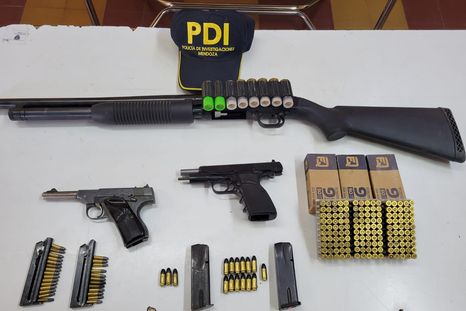 Dos pistolas, una escopeta y decenas de municiones incautadas tras la denuncia por el GPS espía. Dos pistolas, una escopeta y decenas de municiones incautadas tras la denuncia por el GPS espía.