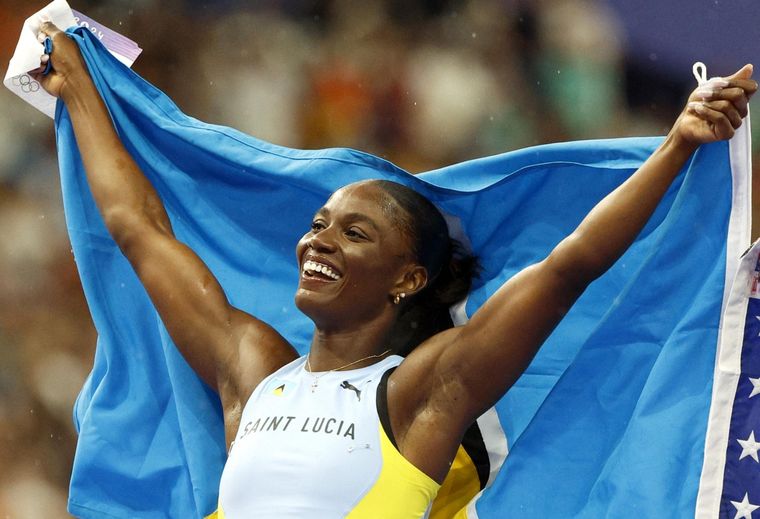 Julien Alfred portando la bandera de Santa Lucía. Foto: EFE