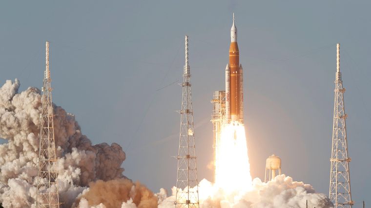 A qué velocidad viaja la tripulación de Artemis II en su regreso de la Luna.