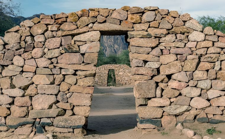 Puertas alineadas en los antiguos recintos de piedra del Shincal, un testimonio de la arquitectura y el orden urbano incaico en el corazón de Catamarca.