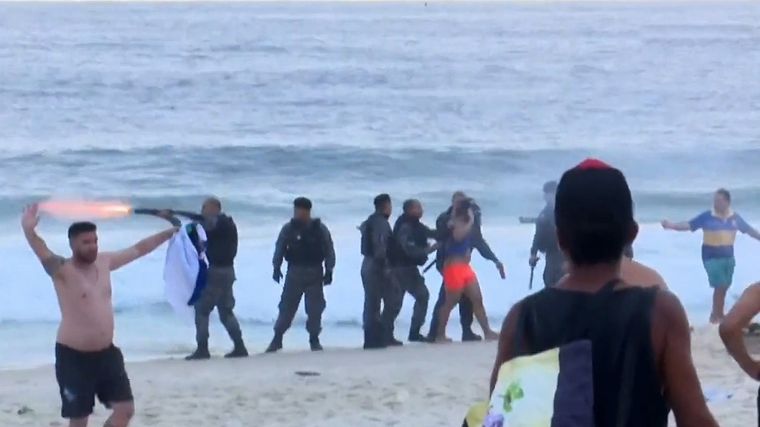 La policía de Brasil reprime a los hinchas de Boca en la playa Foto: Noticias Argentinas