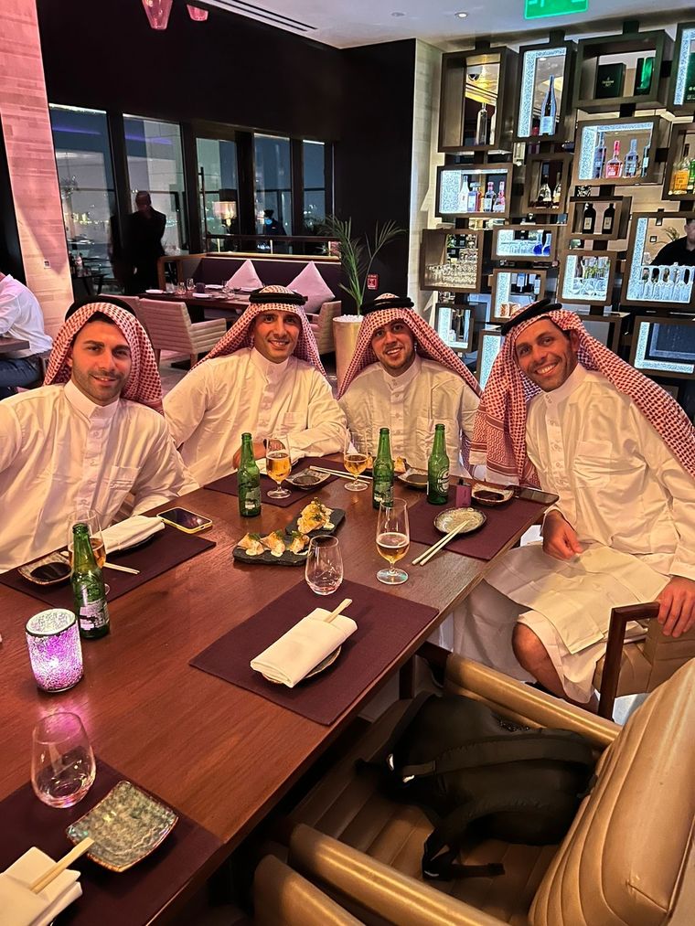 Los cuatro amigos se disfrazaron de jeques en Qatar