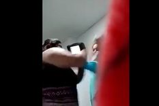 La mujer ataca a golpes a dos médicos