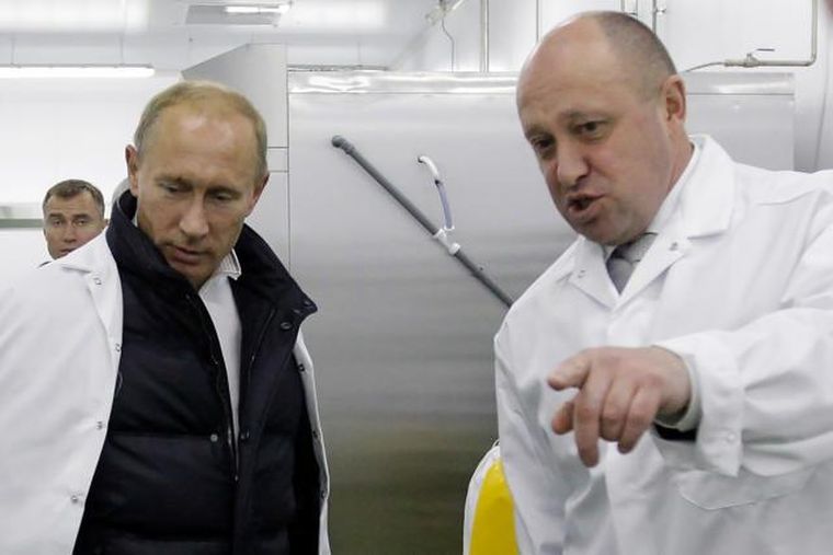 Yevgeni Prigozhin, conocido como el chef de Putin, con el presidente ruso Foto: EFE