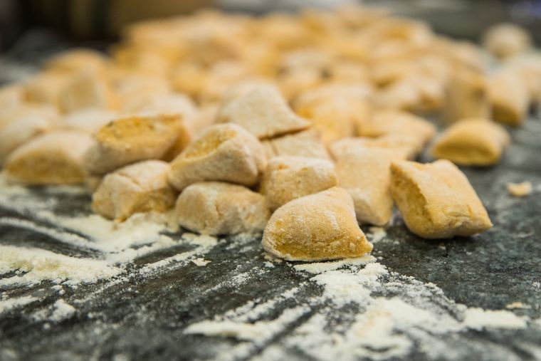 La receta de ñoquis de batata tiene un origen moderno, como alternativa más nutritiva a los clásicos de papa. La receta de ñoquis de batata tiene un origen moderno, como alternativa más nutritiva a los clásicos de papa.