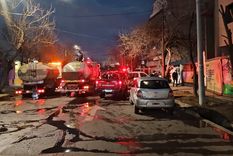 Bomberos de Guaymallén y del Cuartel Central combatieron un incendio que dejó pérdidas totales en una vivienda y obligó a cortar el tránsito.