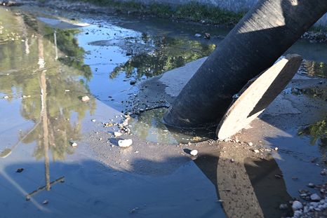 Los desbordes cloacales en Los Corralitos llevan más de dos años. Los desbordes cloacales en Los Corralitos llevan más de dos años.