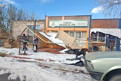 Un comercio de San Carlos sufrió la caída de una estructura por la acumulación de granizo.