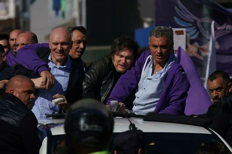 Según relató Pareja, la agresión estuvo cerca de provocar una tragedia: La piedra pasó a 10 centímetros de la cabeza del presidente Javier Milei.