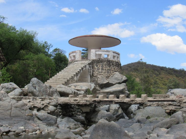 La Paisanita es un pueblo serrano atravesado por el río Anisacate y por una de las postales más reconocibles de Paravachasca.