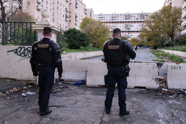 La policía se enfrenta a delincuentes armados en los barrios más conflictivos de Marsella.