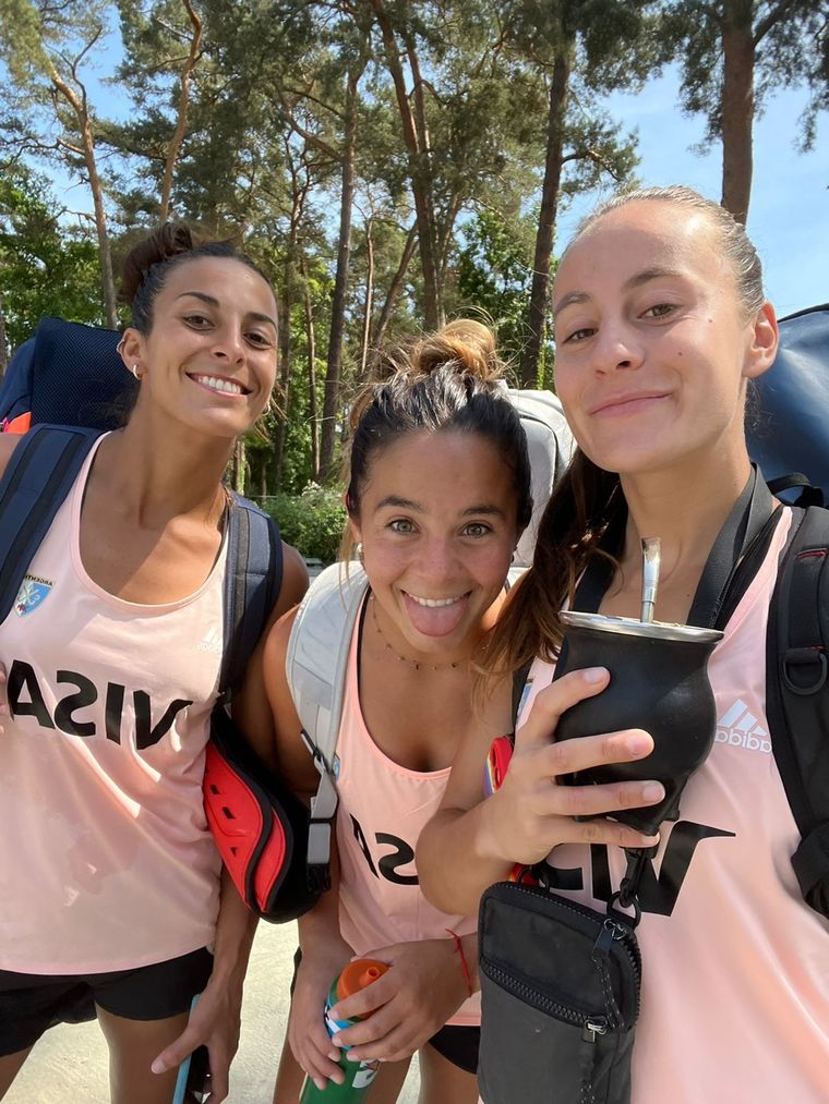 Delfina Thomé, junto a Julieta Jankunas y una de las integrantes del seleccionado junior de Las Leonas. Foto: Gentileza