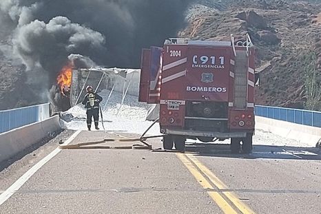 Impactante accidente en Potrerillos: un camión volcó y se prendió fuego